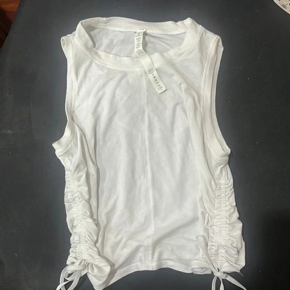 This is a white, size 4, Lululemon drawstring tank top! No stains! Smoke free 🏠 - Picture 1 of 4